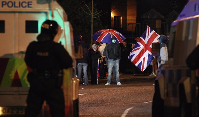 Disturbios por una bandera británica en Belfast 