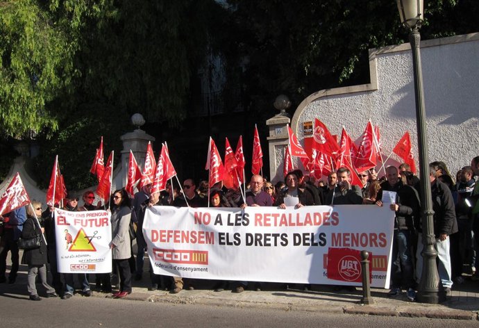 Concentración ante Bienestar Social por la "asfixia" a centros de menores.