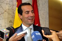 Victoria pide a Rubalcaba que hable con Griñán sobre privatización porque en Andalucía hay "17 hospitales privados"