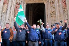 Trabajadores de Roca en Alcalá salen del encierro en la Catedral de Sevilla