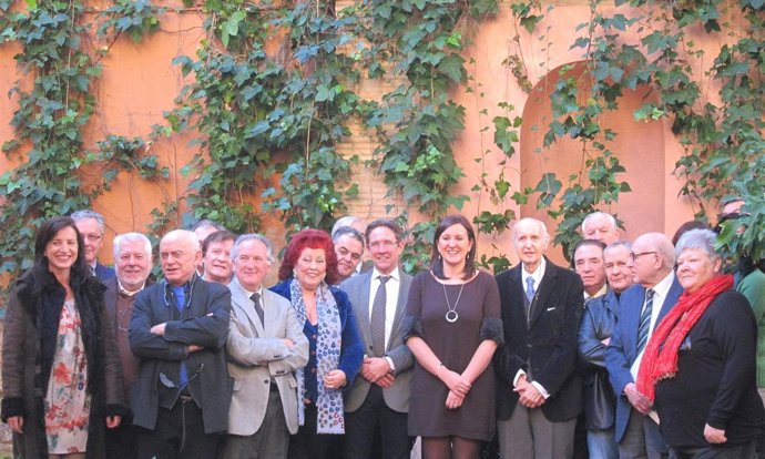 Mª José Català (en el centro) junto a los miembros del CVC 
