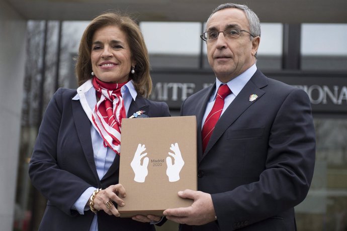 Ana Botella y Alejandro Blanco posan ante el COI en la entrega del dossier