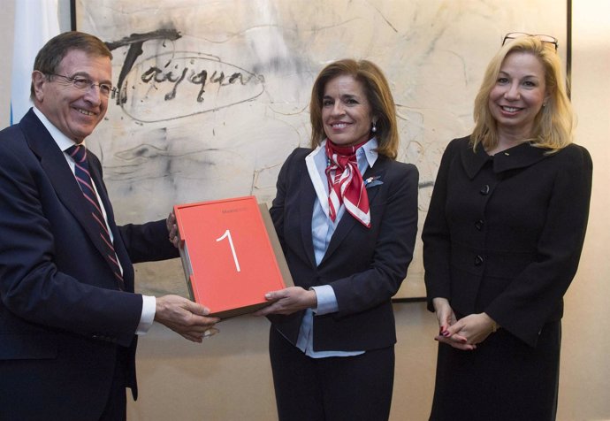 El director ejecutivo del COI recibe el dossier de Ana Botella