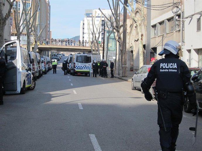 Desalojo de dos naves en el Poblenou
