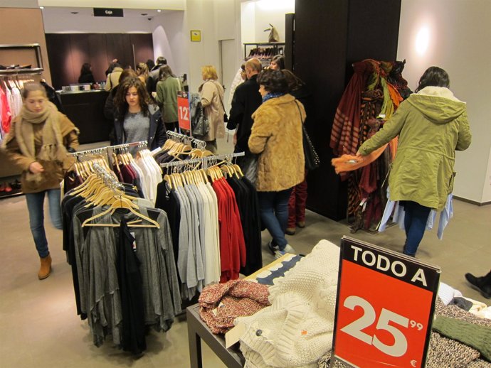 Una tienda de Zara en el centro de Santiago, el primer día de rebajas
