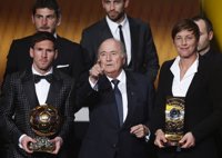 Fútbol/Balón Oro.- (Crónica) Messi se convierte en el mejor de la historia
