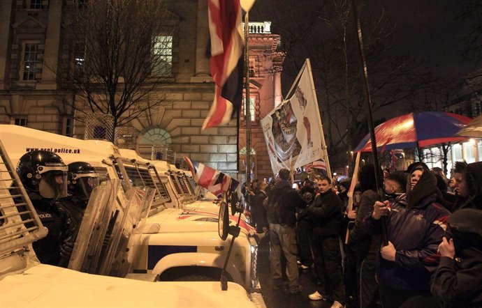 Manifestantes unionistas frente a la Policía en Belfast