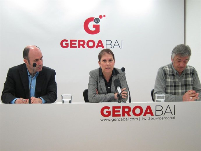 Uxúe Barkos entre Manu Ayerdi y Koldo Martínez.