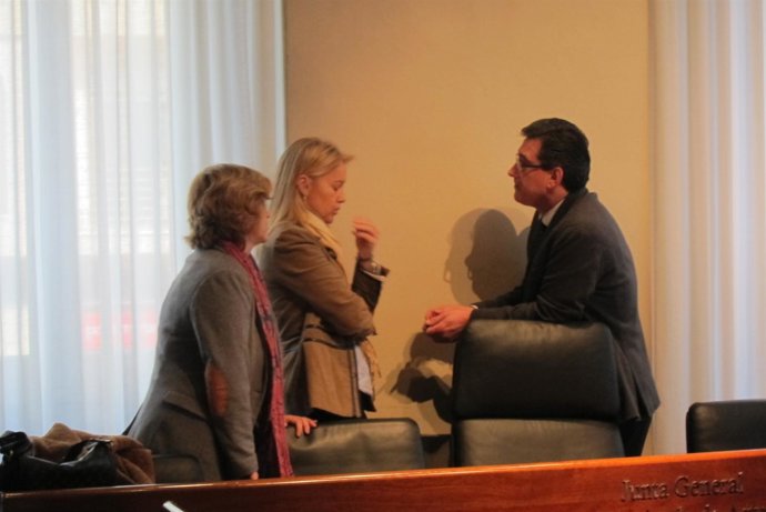 Ignacio Prendes dialoga con representantes de Foro antes de empezar la reunión