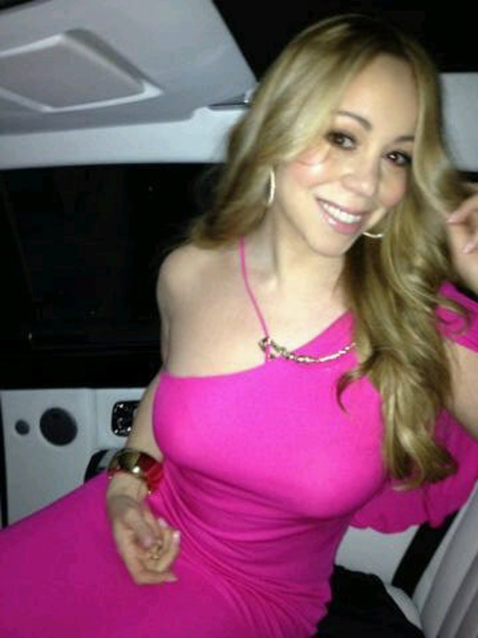 La cantante posa en su coche