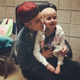 Justin Bieber junto a Millie