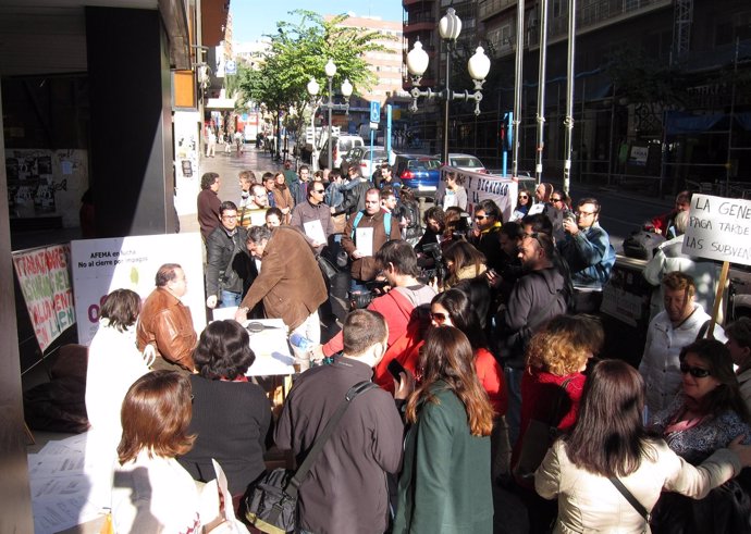 Protesta de AFEMA a las puertas del edificio Prop de Alicante