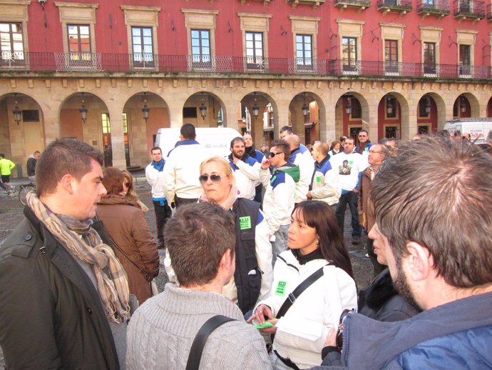 Trajadores de Suzuki se manifiestan en Gijón.