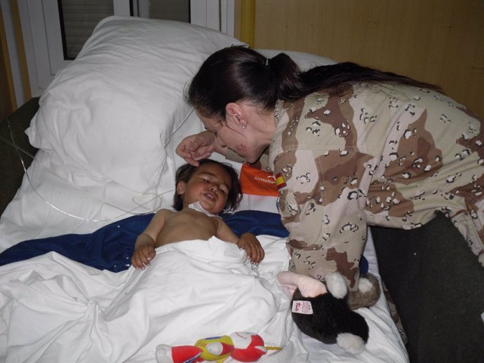 Una militar española atiende a una niña afgana en el hospital 'Role 2' de Herat