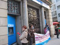 El grupo de afectados por preferentes de Santiago traslada su protesta al interior de las oficinas centrales de NCG