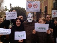 Asesores de empleo 'hacen cola' en una oficina del SAE y se concentran ante San Telmo para pedir su readmisión