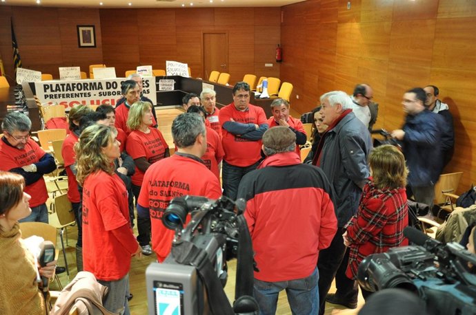 Guillerme Vázquez con afectados de las preferentes en Sanxenxo.