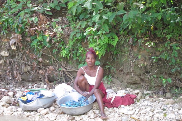 Mujer Lava La Ropa En El Río, Gressier, Haití