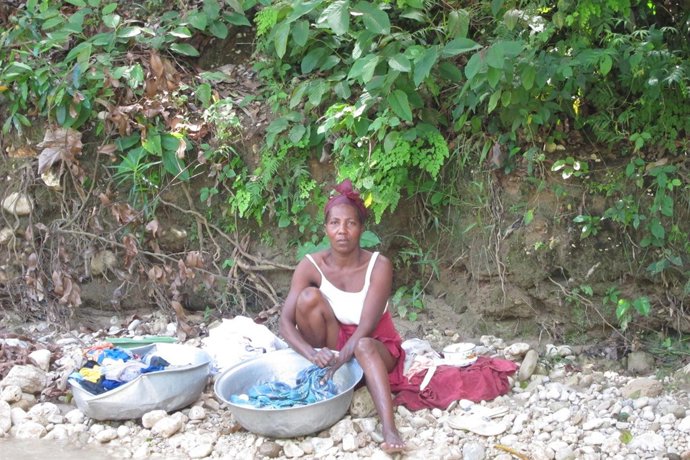 Mujer Lava La Ropa En El Río, Gressier, Haití
