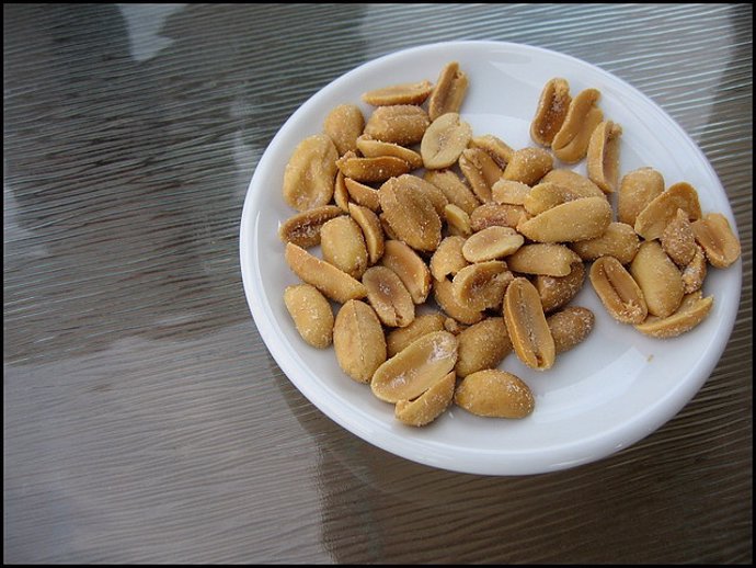 Imagen de un plato de cacahuetes