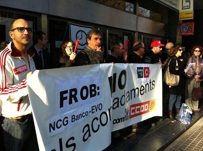Trabajadores de NovaGalicia Banco protestan por el ERE