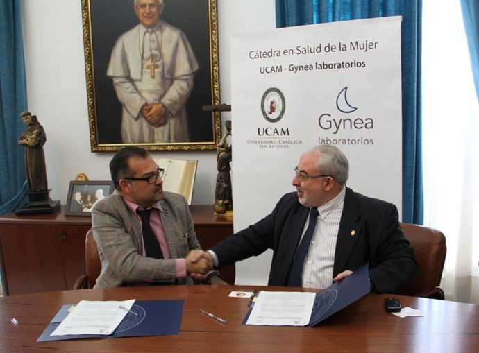 Grimau y Mendoza durante la firma del acuerdo