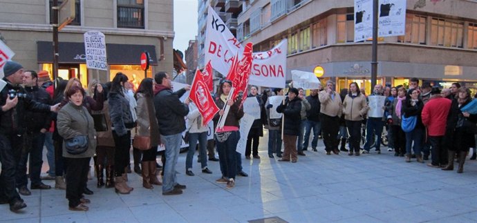 Manifestantes frente a la sede de la Fundación Siglo en Valladolid