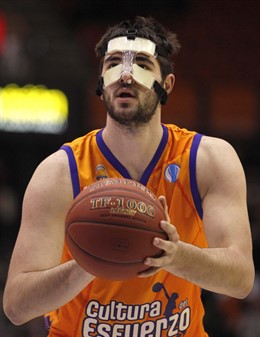 Dubljevic, jugador del Valencia Basket, con máscara 