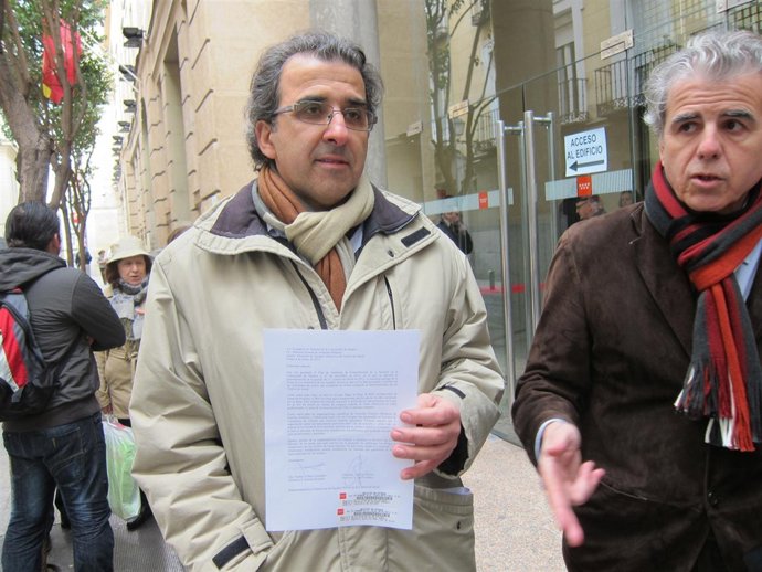 Entrega de la carta de renuncia de los equipos directivos de AP