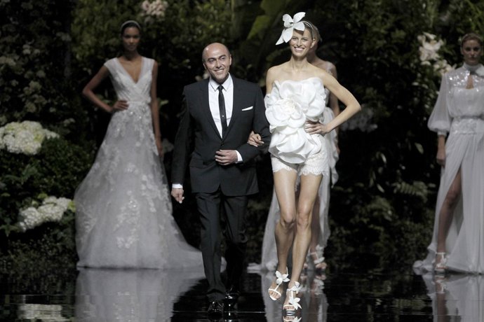 El Diseñador Manuel Mota Y La Modelo Karolina Kurkova Para Pronovias
