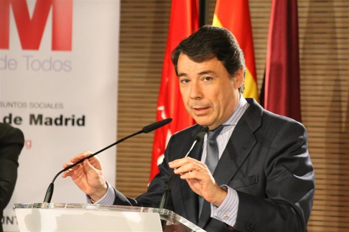 Ignacio González entrega juguetes Fundación Real Madrid 