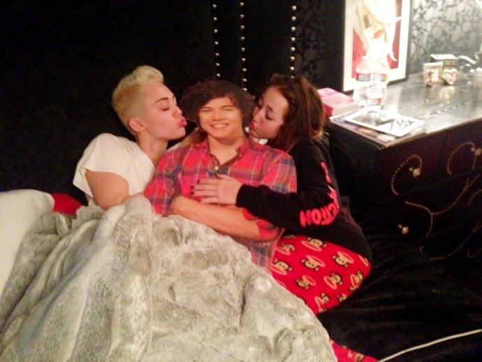 Miley Cyrus junto a su hermana y Harry Styles