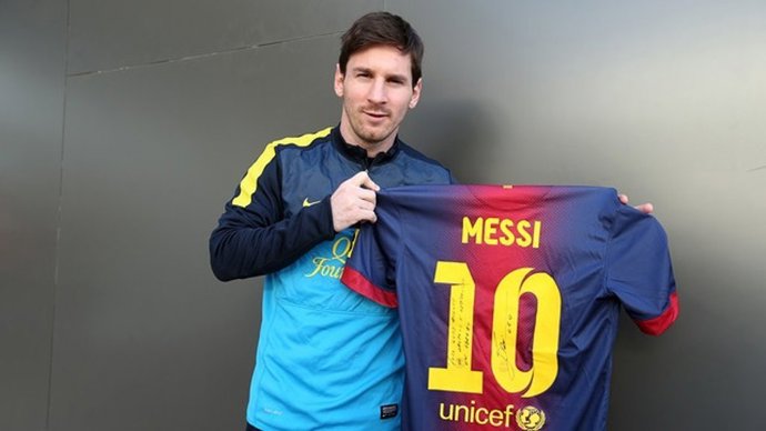 Camiseta dedicada de Leo Messi a Gerd Müller