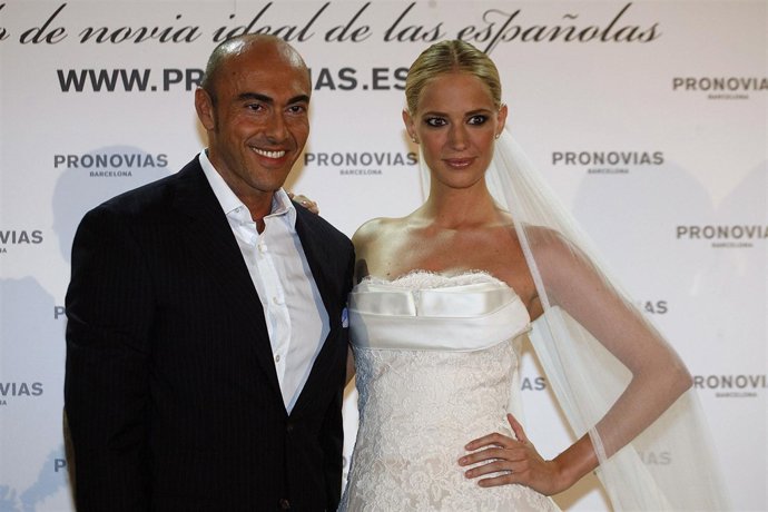 El diseñador posa con un vestido suyo