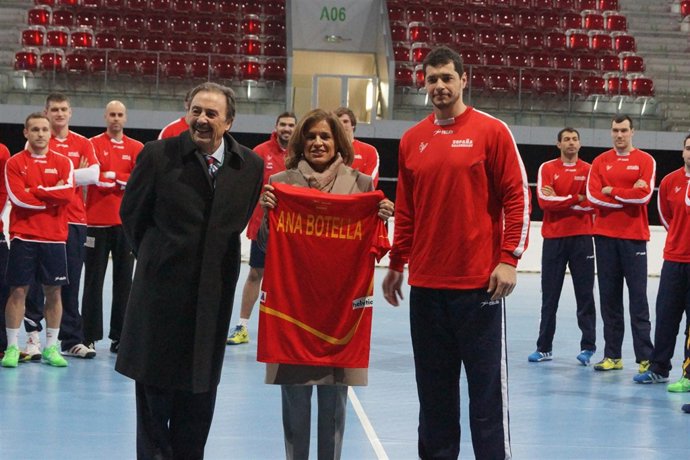  ENTREGA CAMISETA Juan De Dios Román Ana Botella Alberto Entrerríos 