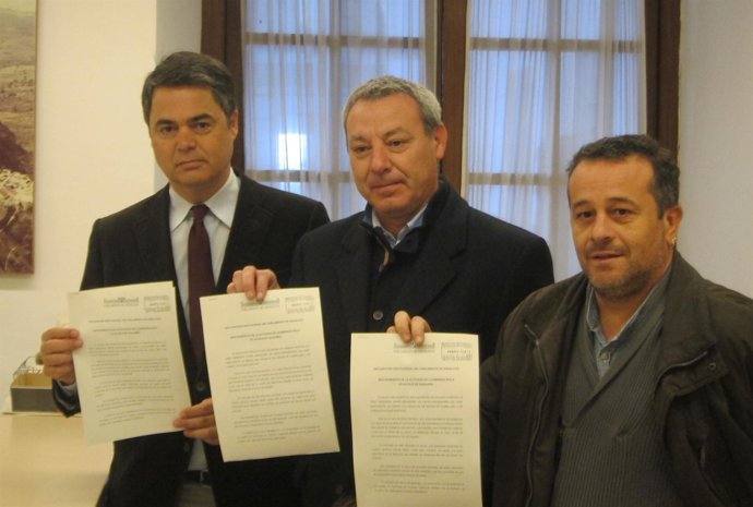 Los tres portavoces de los grupos parlamentarios, hoy en el registro