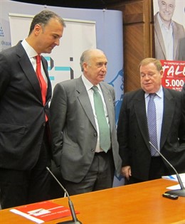 Por la izquierda, Calleja, Gotor y Vigón, tras la presentación de las becas.