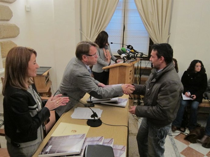 Entrega De Una Vivienda Social A Una Familia Necesitada De Cáceres