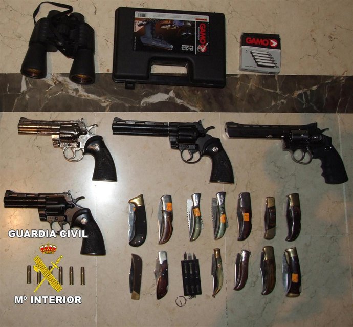 Armas intervenidas a dos detenidos por robos en chiringuitos de la costa