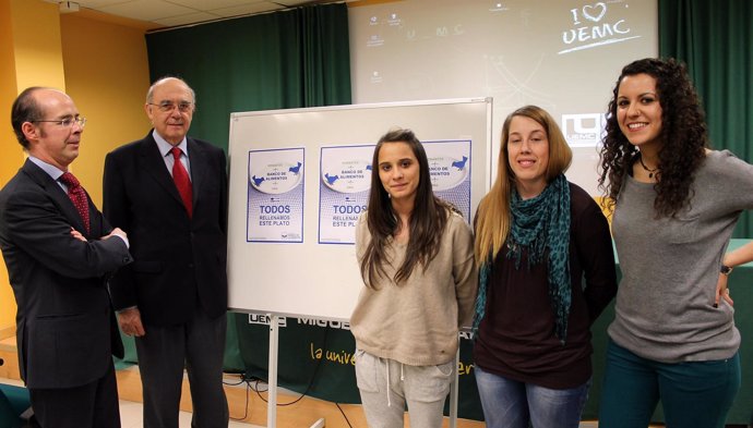 Fernández Antolín y Zárate junto con las creadoras de la campaña