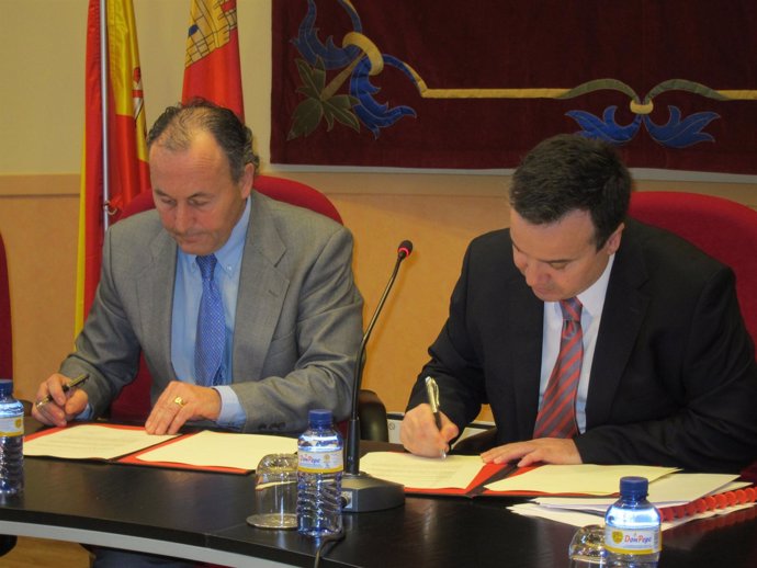 Fernández Madruga y Alonso firman la entrega de los documentos. 