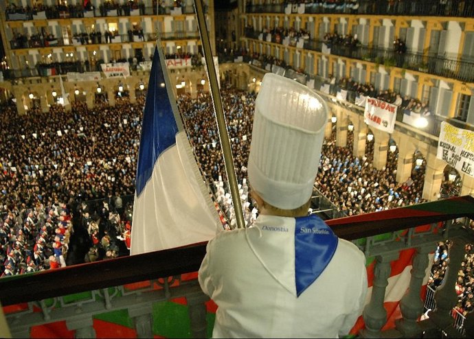 Izada de la bandera el día de San Sebastián.