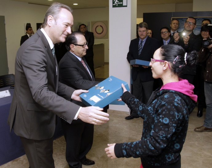Fabra entrega viviendas a familias necesitadas