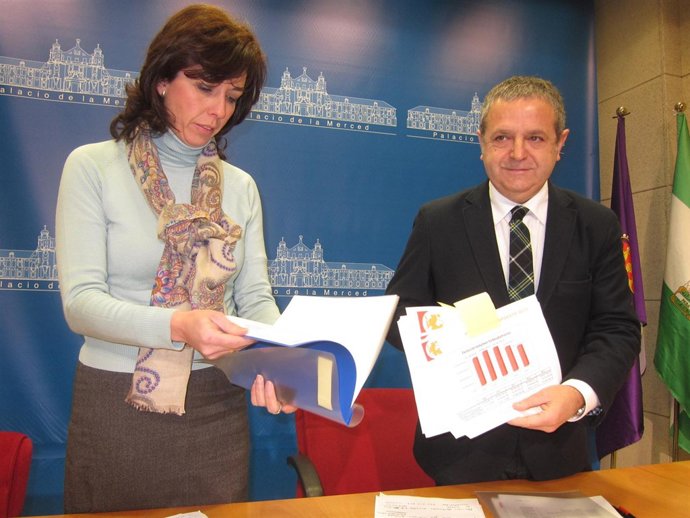 Ceballos y Fuentes consultan documentos antes de la rueda de prensa