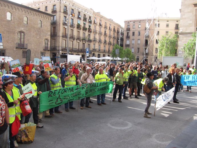 Concentración de trabajadores de Parcs i Jardins ante el Ayuntamiento