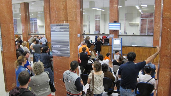 Colas En La Delegación Especial De La Agencia Tributaria En Murcia Para La Renta