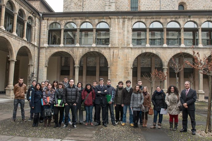 El consejero Iribas, con los estudiantes que realizarán las prácticas.