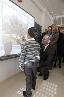 Alberti Fabra en su visita a un colegio de Monóvar