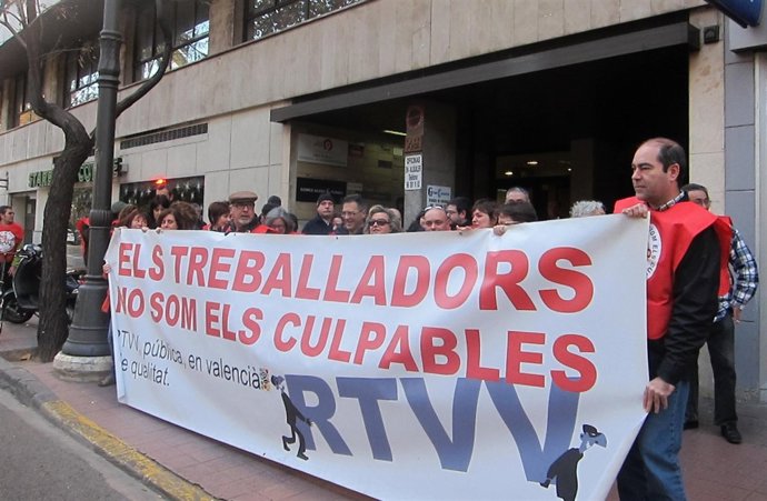 Protesta de trabajadores de RTVV a las puertas de la sede del consejo