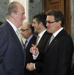 El Rey juan Carlos saluda a Artur Mas 